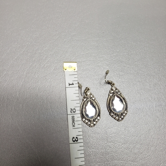 3/$15 Unbranded pretty statement earrings - Picture 5 of 6